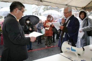 増田会長が葛飾税務署長宛の請願書を読み上げ、その後集団申告を行ないました。